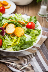 Mixed salad with croutons.