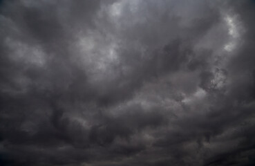 Obraz premium Gray clouds completely cover the winter sky, creating a gloomy atmosphere. soft focus, blur