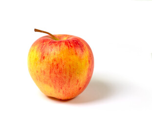 Ein Apfel vor weißem Hintergrund