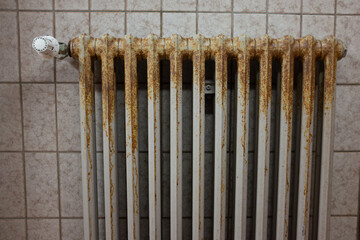 Alter, verrosteter Heizk&ouml;rper