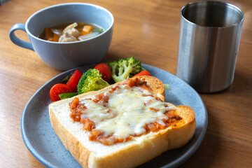 ピザトーストの朝食