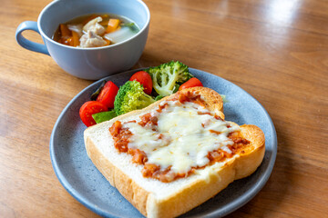 ピザトーストの朝食