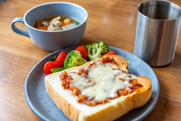 ピザトーストの朝食