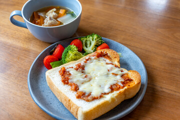 ピザトーストの朝食