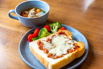 ピザトーストの朝食