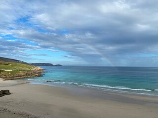 Arco iris sobre una playa de Malpica de Bergantiños, Galicia