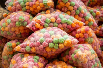 Sacos de flocos de milho coloridos em exposição para venda. Cereais para café-da-manhã.