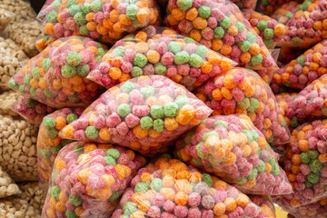 Sacos de flocos de milho coloridos em exposição para venda. Cereais para café-da-manhã.