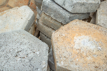 Um conjunto de blocos sextavados de concreto empilhados para uma obra. Material de construção.