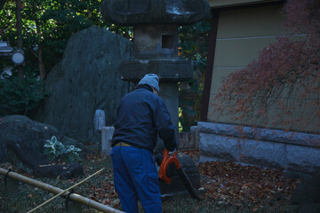 落ち葉を掃除する作業員