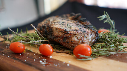 Delicioso filete adornado con hierbas y verduras 