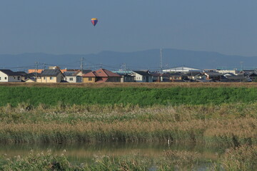 気球と住宅街