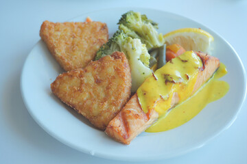  grill salmon served with fresh vegetables on a plate 