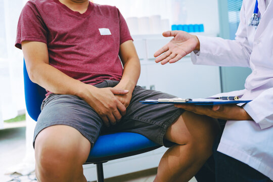 A man suffering from urinary tract infections visits a doctor at the examination table in a hospital.symptoms, discusses benign prostatic hyperplasia (BPH), and provides advice and treatment