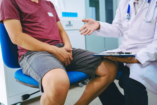 A man suffering from urinary tract infections visits a doctor at the examination table in a hospital.symptoms, discusses benign prostatic hyperplasia (BPH), and provides advice and treatment
