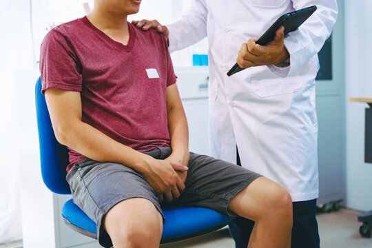 A man suffering from urinary tract infections visits a doctor at the examination table in a hospital.symptoms, discusses benign prostatic hyperplasia (BPH), and provides advice and treatment