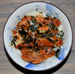 一人暮らしのいわしの蒲焼丼わさびを乗せて