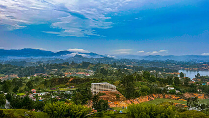 Obraz premium Vista panorámica desde la cima de El Peñón ubicado en Guatape, Antioquia, Colombia.