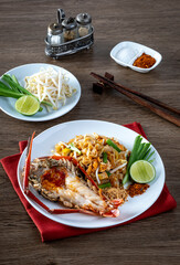 Thai fried noodle with shrimp, pad thai with big prawn