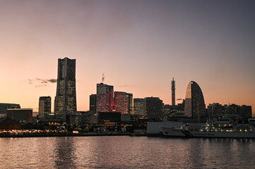 Obraz premium 日本横浜みなとみらいの夕景の都市イメージ