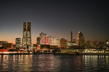 Fototapeta premium 日本横浜みなとみらいの夕景の都市イメージ