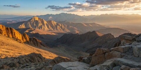 Obraz premium Golden Hour Illumination Over a Vast Mountain Range