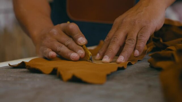 Cortando piel para moda