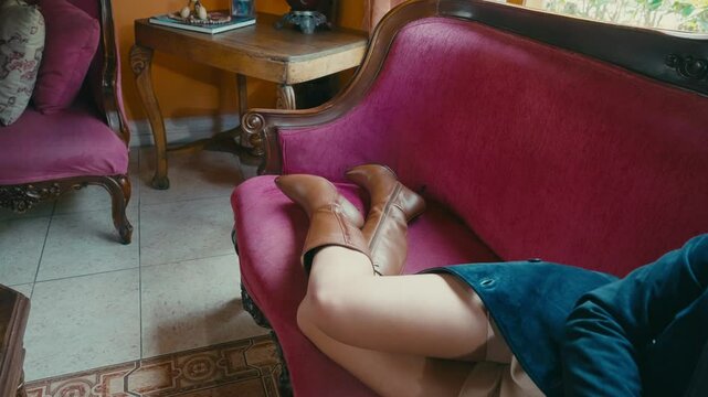 Piernas de mujer con botas de cuero