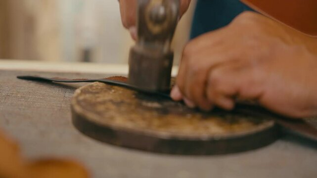 martillando art&iacute;culos de piel o cuero