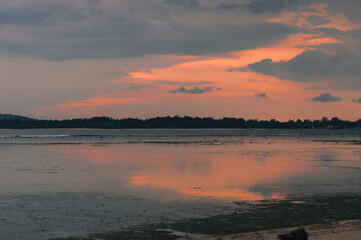 Obraz premium Sunset over the ocean, the small island of Gili Air