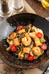 Chinese noodles with shrimp sauce and tomatoes