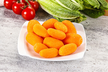 Small baby mini organic carrot