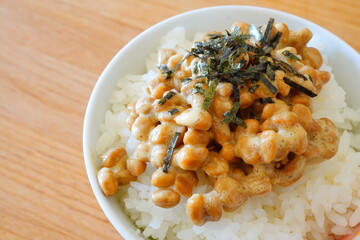 本当に美味しい極上納豆を白米にかけて食す。水戸のお土産。