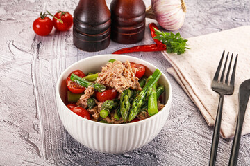 Canned tuna with asparagus salad