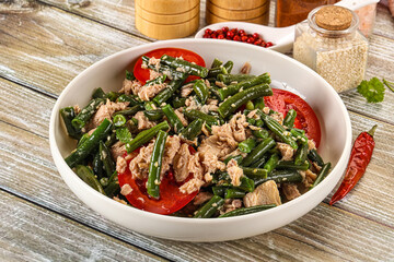 Salad with canned tuna and beans