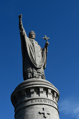 Fototapeta premium La statue du pape Urbain II , à Châtillon-sur-Marne, sa ville natale en Champagne