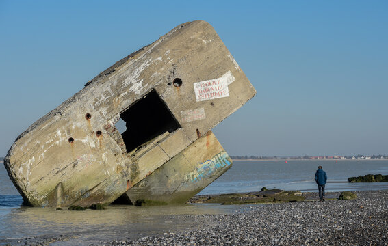 au Hourdel, &agrave; Cayeux-sur-Mer, vers la Route Blanche on peut admirer  l'embl&eacute;matique blockhaus &eacute;chou&eacute; sur le sable. en Baie de Somme