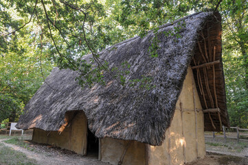une maison de gaulois reconstituée visible dans le domaine des druides à La Genête en Saône et...