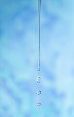 連なって落下する水滴