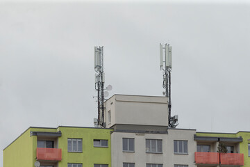 The structure notable for having numerous antennas prominently positioned on its rooftop is an interesting architectural feature