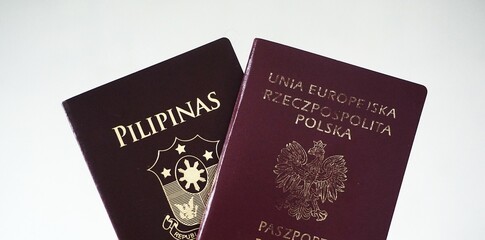 Polski paszport i napis na dokumencie Unia Europejska Rzeczpospolita Polska. Nadanie polskiego obywatelstwa dla obcokrajowca. Obywatelstwo Polskie i dokument potwierdzający tożsamość.
