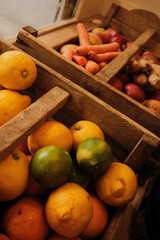 Frutas coloridas en cajas de madera en el mercado