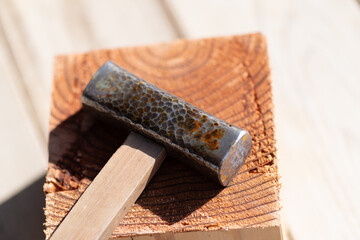 くぎを打つ金槌