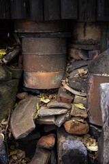 古い焼き物が埋め込まれた美しい壁