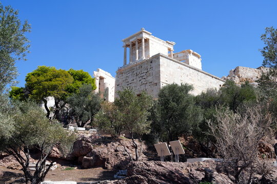 Tempel der Athena Nike, Niketempel, Tempel der Nike Apteros, Akropolis in Athen, Griechenland, Europa, Antike,, Oberstadt, Baum, Park