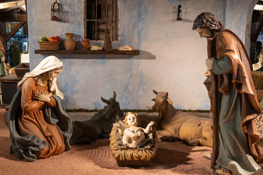 Pesebre a tama&ntilde;o natural con el ni&ntilde;o Jes&uacute;s, la virgen Mar&iacute;a y san Jos&eacute; en un bel&eacute;n en la plaza mayor de Valladolid, Espa&ntilde;a