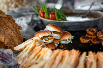 Streetfood in einem kleinen Stand am Straßenrand in den Straßen und Gassen von Amber,  jaipur, rajasthan, indien, asien