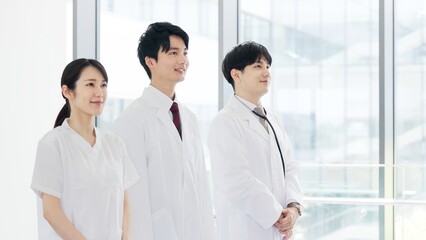 笑顔で立つ医師と看護師