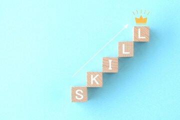 スキルの文字が書かれたブロックと王冠のシルエット