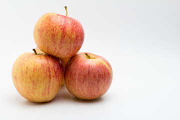 Manzanas rojas maduras de la variedad Royal Gala con fondo blanco.